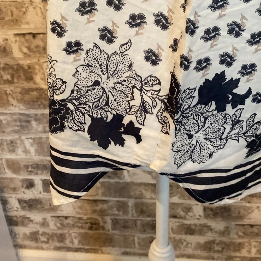 Ann Taylor Factory sleeveless blouse. Size L. Navy and off-white.